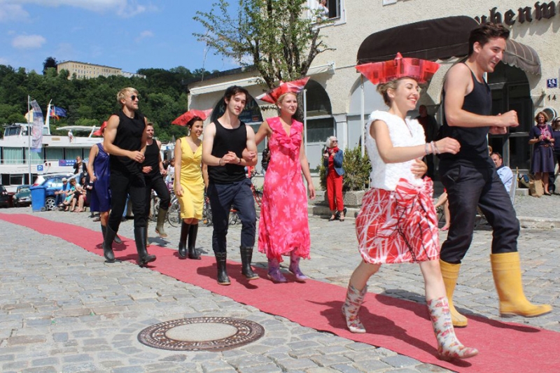 Designermode und Gummistiefel – eine extravagante Kombination speziell für die Benefizaktion Mode aus dem Gummiboot